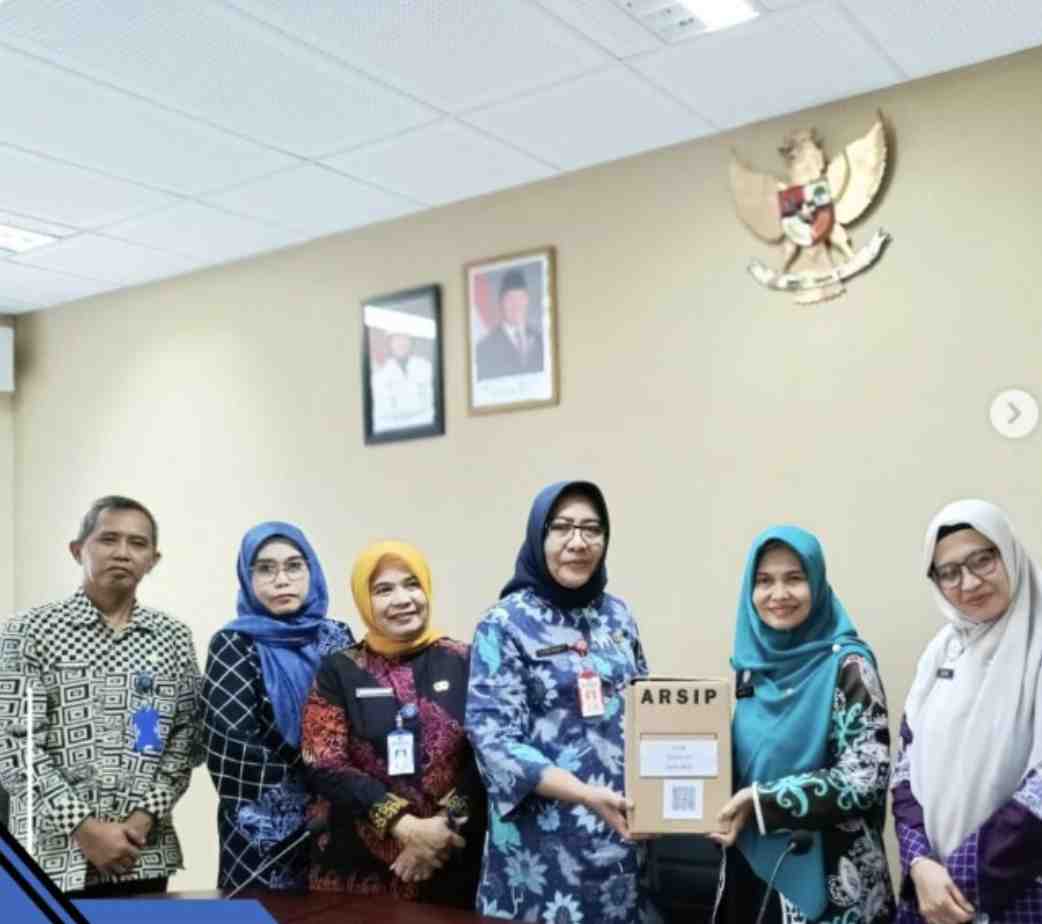 Penyerahkan Arsip Penanganan COVID-19 ke Dinas Perpustakaan dan Kearsipan Kota Bontang